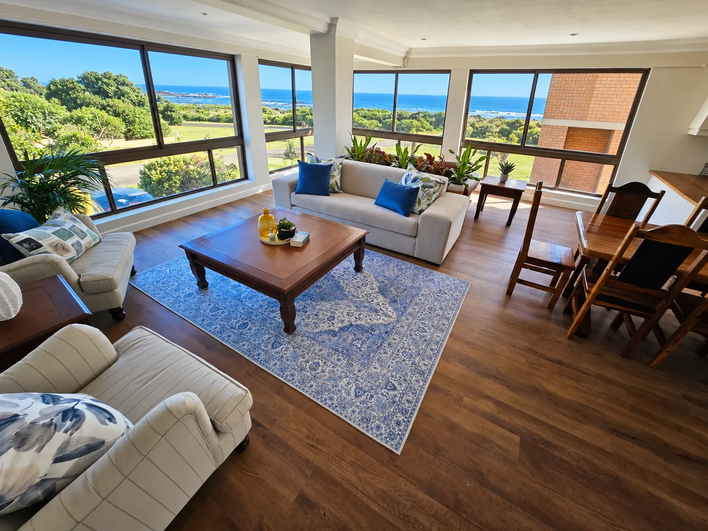 Sea View Apartment: living space or view from the balcony